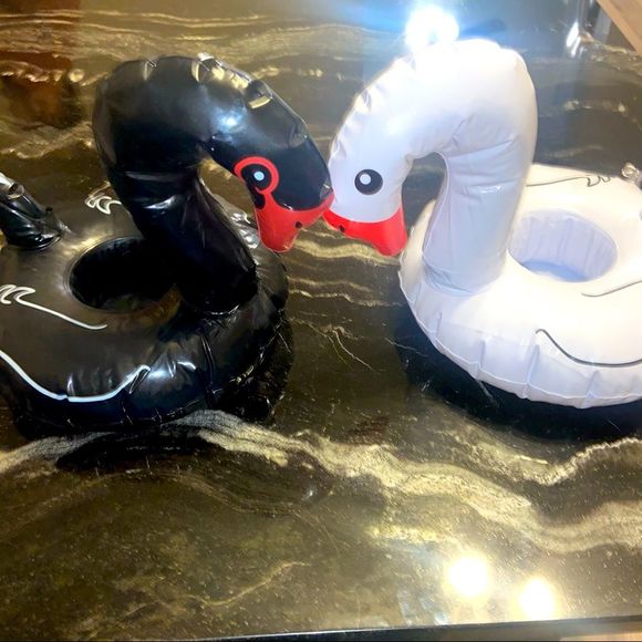 Set of 4 brand new inflatable drink holders / swans - Picture 2 of 4